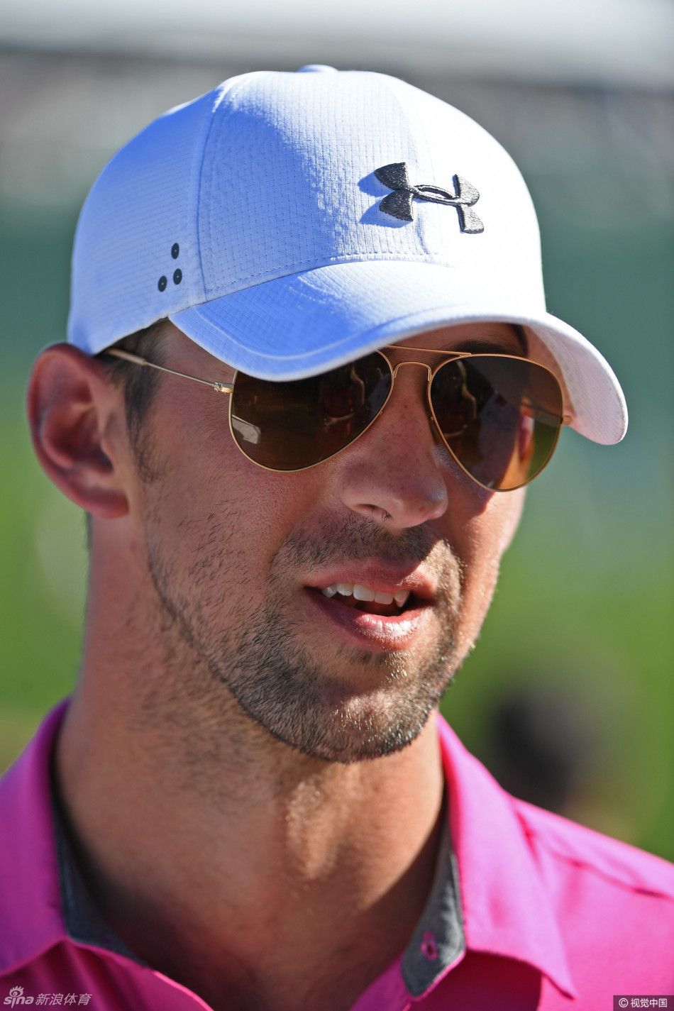 菲尔普斯完成一次漂亮的击球后，做出了一个充满活力的庆祝动作，手臂高高扬起，尽显王者风范与澎湃激情