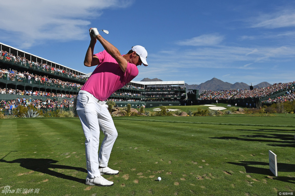 夕阳余晖下，菲尔普斯与同行友人在球场边轻松交谈，身影被拉长，享受着高尔夫运动带来的宁静与友谊时光