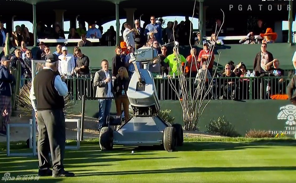 数十名观众齐心合力推移一块场地中的巨大岩石,现场充满互助与欢乐的奇特景象