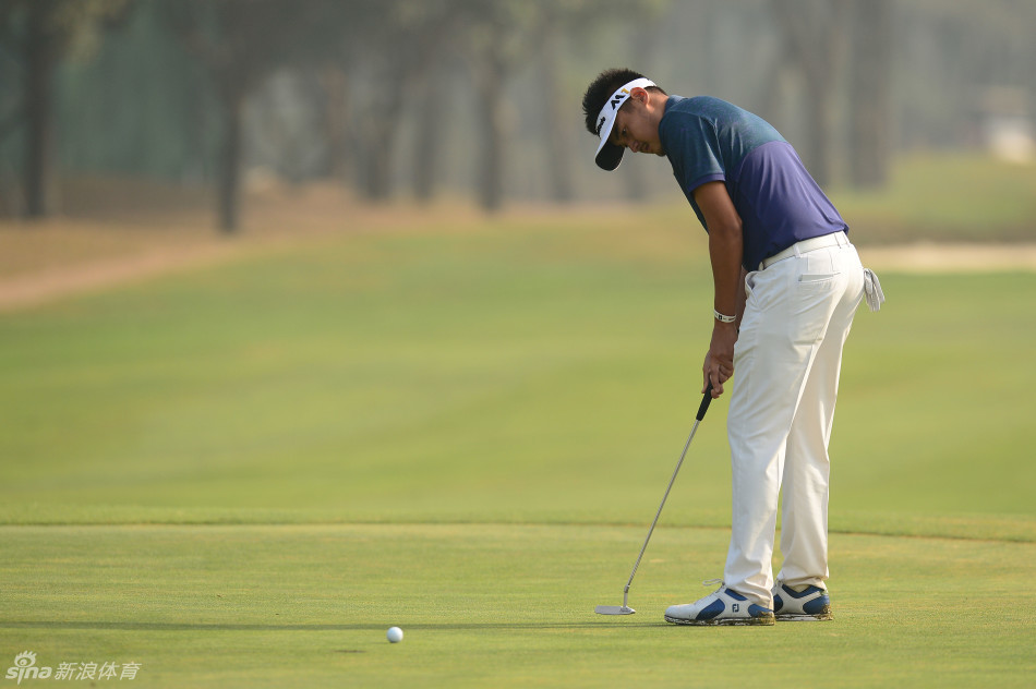 高尔夫球在翠绿果岭上滚向洞杯,瞬间定格了期待与成真的轨迹