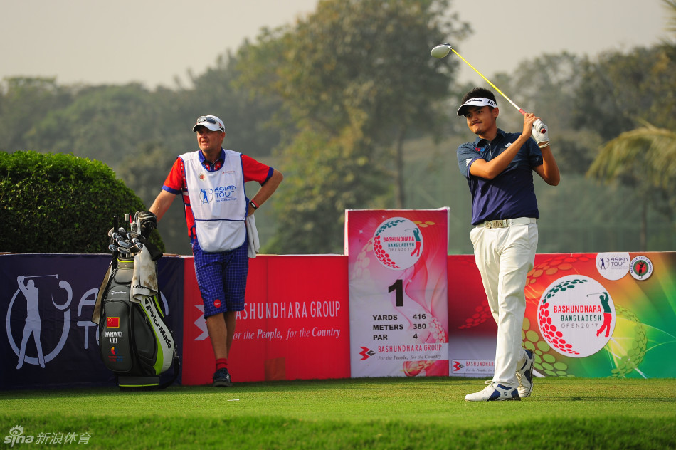 刘晏玮在果岭上俯身推杆,眼神专注如鹰,仿佛在与草纹进行无声的博弈