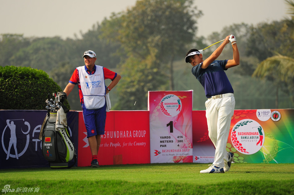 杰尼瓦塔纳隆全力挥杆,肌肉线条展现出职业运动员的爆发力与控制力