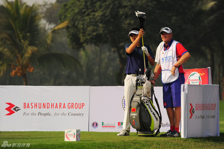 刘晏玮凝神研判球道,阳光在他身后拉出坚定的身影