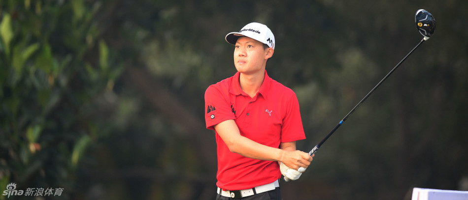 球手在沙坑中救球,沙粒飞扬间展现逆境中扭转局势的精湛技巧