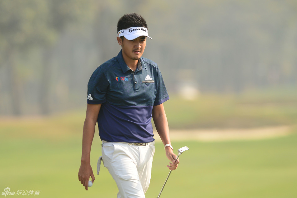 赛场全景:蓝天白云下,修剪整齐的球道与沙坑构成一幅色彩明丽的运动画卷