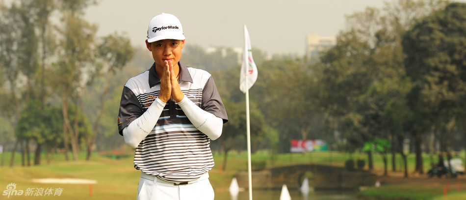 刘晏玮在球道上观察地形，与球童并肩商讨下一杆的策略，神情专注而认真。