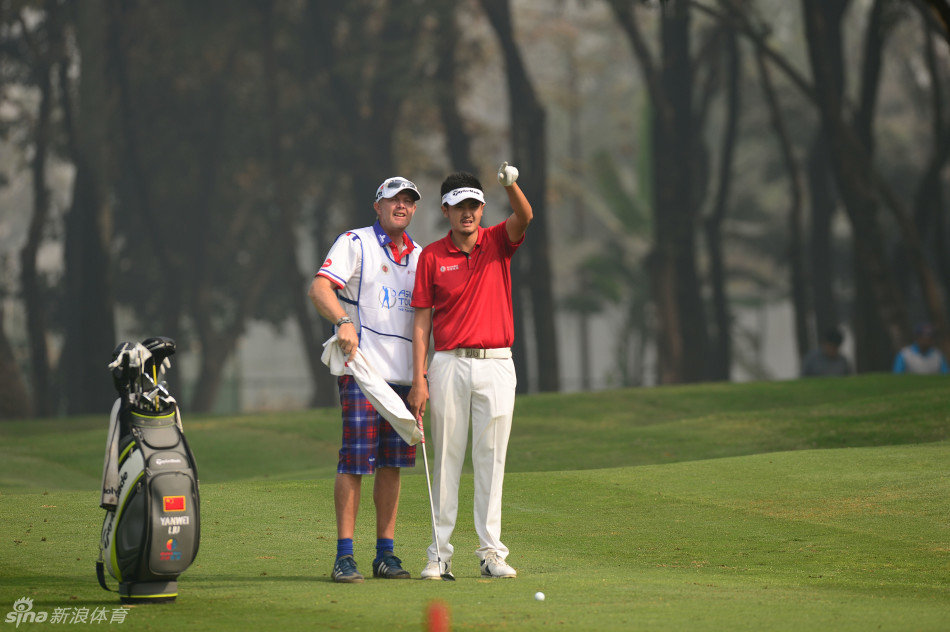 泰国冠军杰尼瓦塔纳隆在果岭上俯身仔细查看推杆线路，决胜时刻的宁静与果敢在他身上共存。