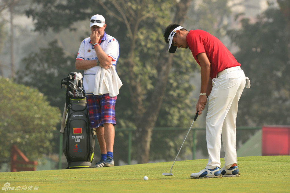 刘晏玮在果岭上果断推杆，小白球朝着洞杯稳稳滚去，瞬间凝聚了连日来所有的努力与期待。
