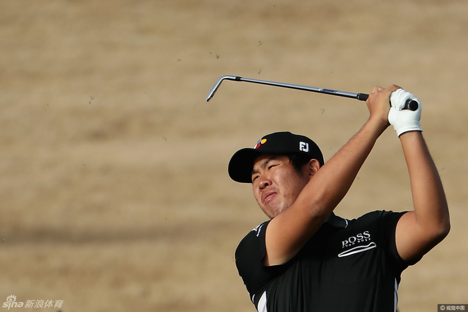 卫冕冠军松山英树凝神观察果岭线，力求在移动日发起反击