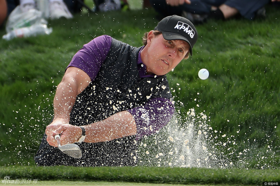 韩国球员安秉勋在比赛中专注地推杆，他凭借稳定的发挥在半程结束后位居领先榜首位