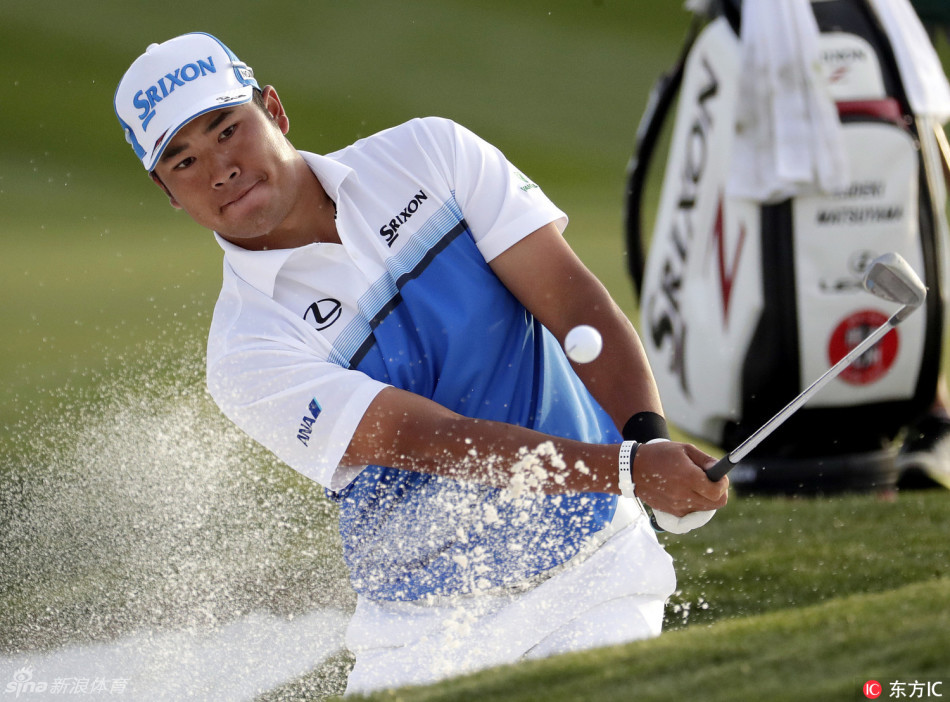 乔丹·斯皮思在球道中漫步，神情放松地思考下一杆的策略