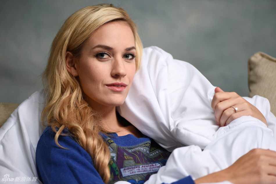 两人完成一组练习后相视而笑，仿佛全世界只剩下对方，空气中弥漫着轻松愉悦的爱的气息