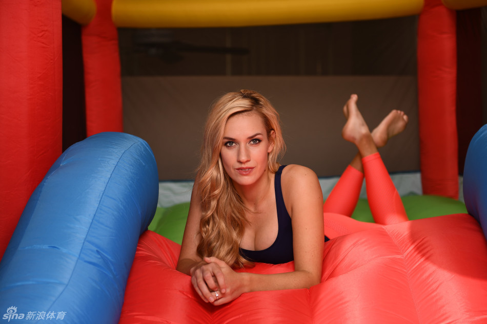 佩琪侧首凝望，冬日阳光为她精致的侧脸轮廓镀上一层柔和金边，眼神中盈满笑意与专注