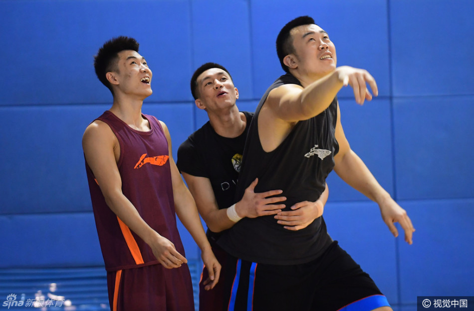 郭艾伦在训练中全神贯注地进行运球练习,篮球仿佛黏在手上,眼神中透着一股不服输的倔强与专注。