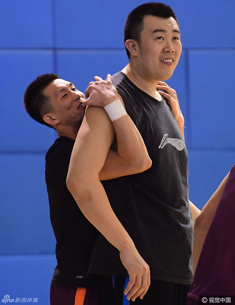 主帅郭士强神情严肃地站在场边,正对着弟子们面授机宜,双手比划着战术跑位,细节之处尽显名帅风范。