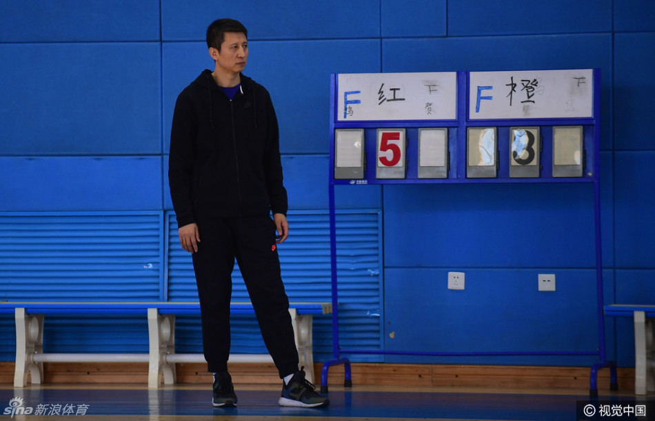 哈德森在训练中出手三分,皮球在空中划出一道优美的弧线,他微微扬起的嘴角显示出极佳的投篮手感。