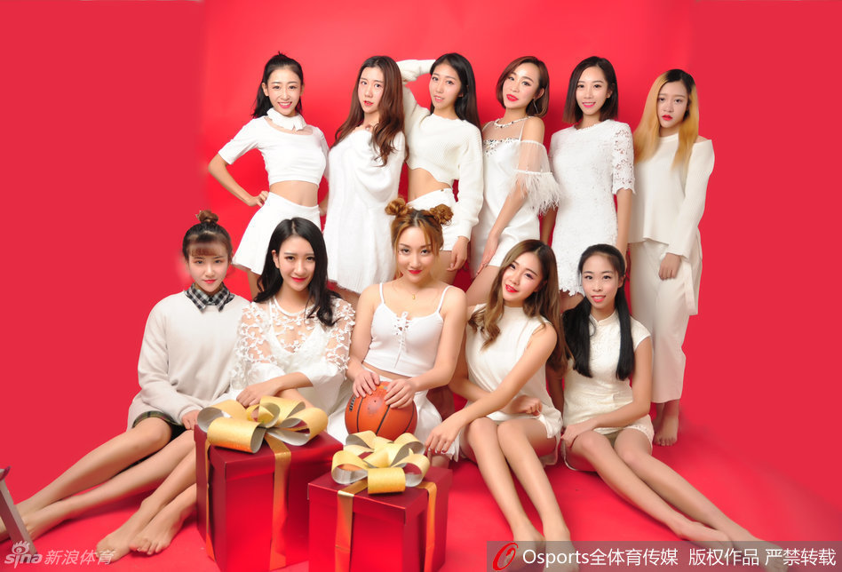 身穿白色运动装的篮球宝贝,在镜头前跃起,裙摆飞扬,笑容比新春的烟火还要灿烂。