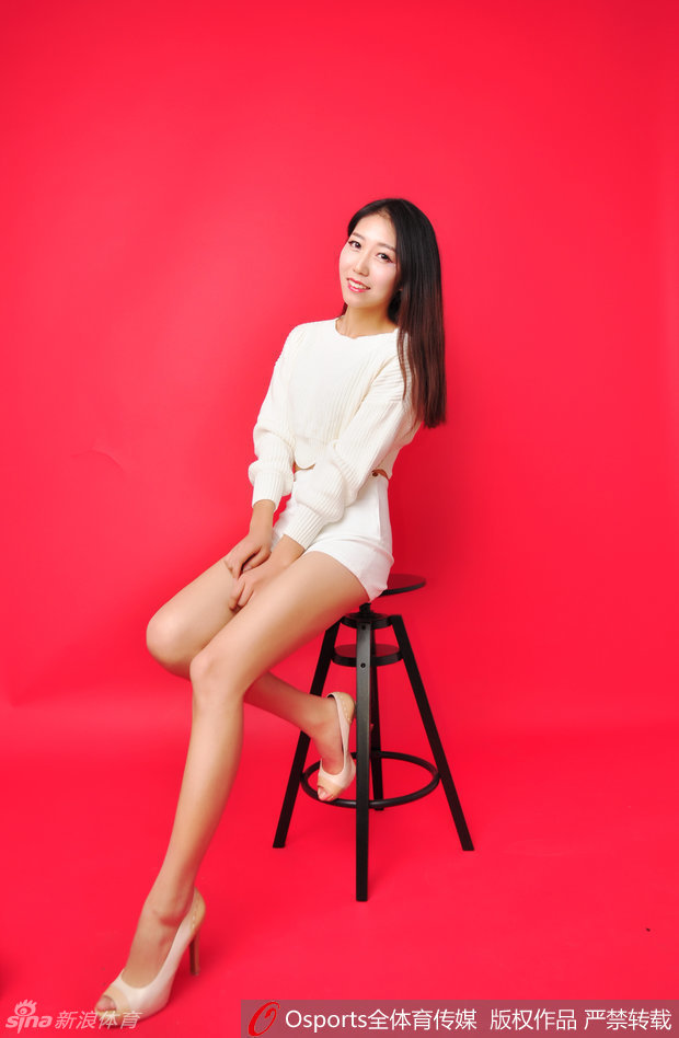 柔和的日光下,啦啦队员轻松展示高难度一字马,修长身姿与纯白衣物构成一幅绝美画卷。