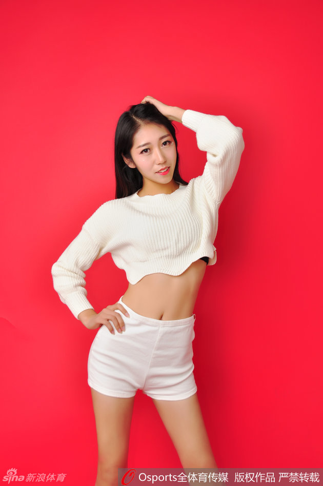 两位宝贝背靠背站立,眼神望向远方,一颦一笑间尽显少女的娇俏与属于运动员的挺拔。