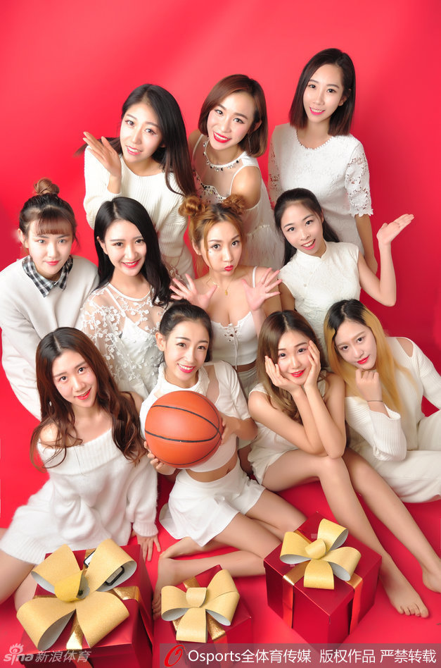 写真拍摄现场,姑娘们围坐在一起,纯真笑颜在白衣映衬下显得格外动人,宛若春日暖阳。