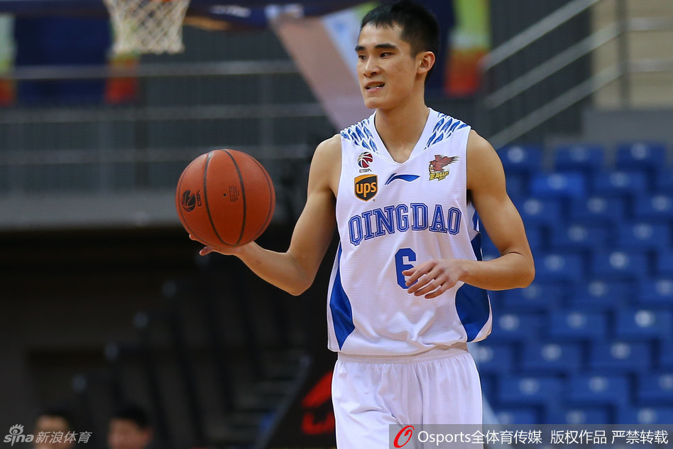 张骋宇运球游走如蛟龙,眼神犀利寻找杀机,队友在另一侧随时准备接应。