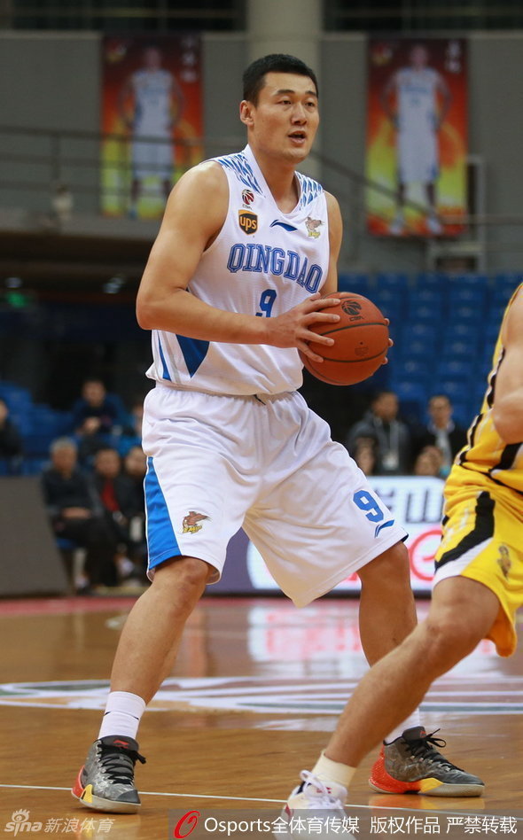 苏伟低位持球硬凿内线,如山般沉稳,准备顶着防守强势起身终结。