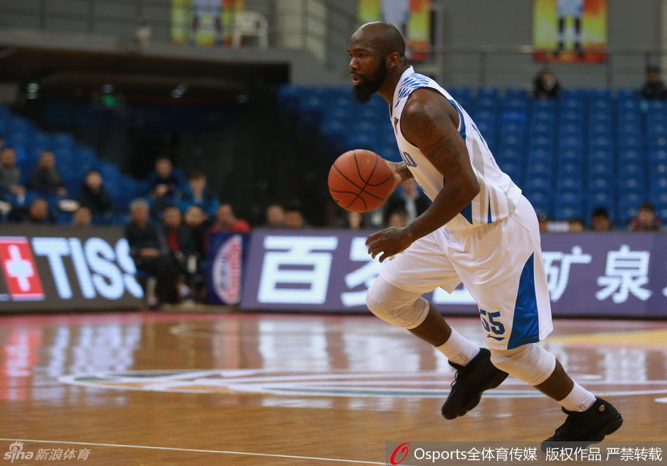 琼斯大步流星如战车推进,王振宇压低重心卖力防守,手臂交织互不相让。