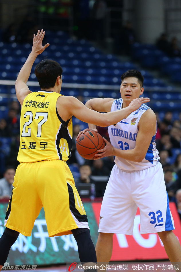 宋康明迅速协防站位高举双臂,宛若铁塔,准备迎接对手的冲击。