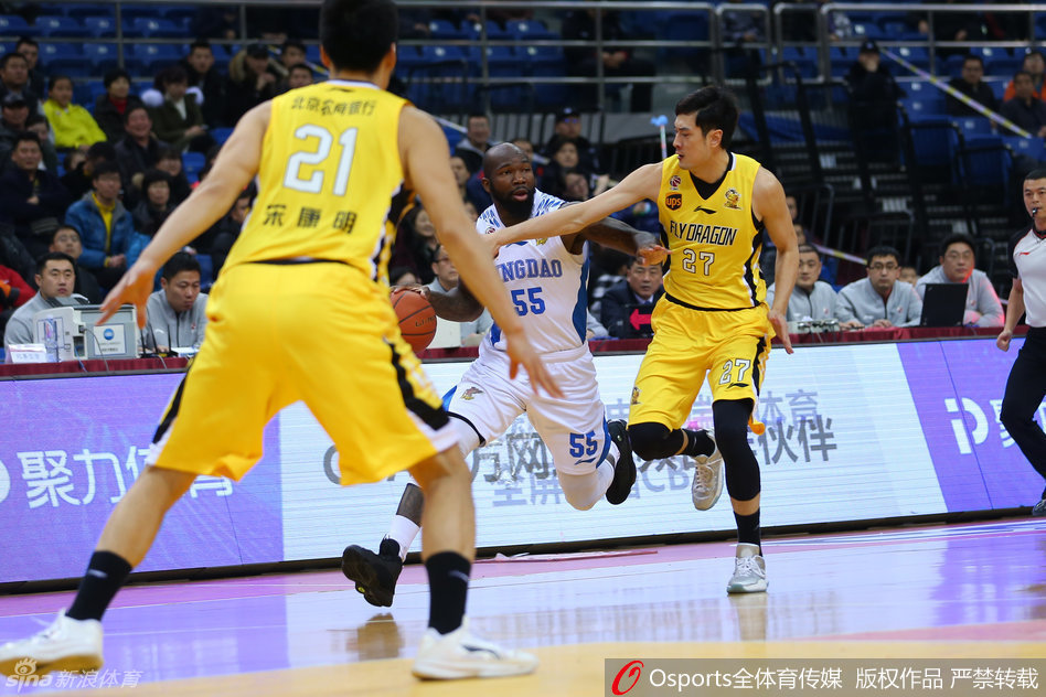 巴蒂斯塔凶狠扑防直冲苏伟,身体在空中激烈碰撞,瞬间失去平衡尽显血性。