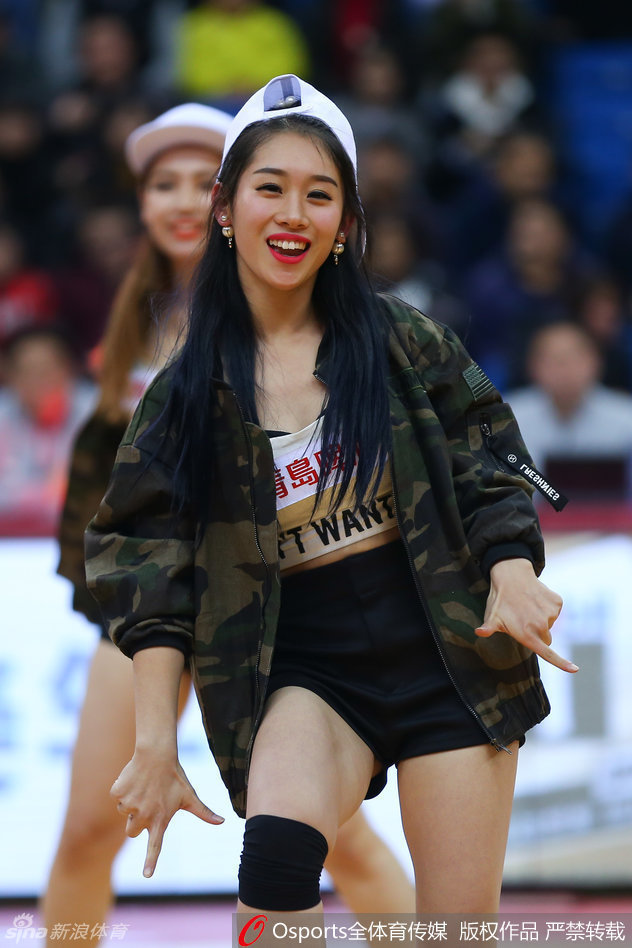 近距离的镜头捕捉到宝贝们自信的神采，精致的妆容与专注的眼神，展现出职业篮球宝贝的专业素养。