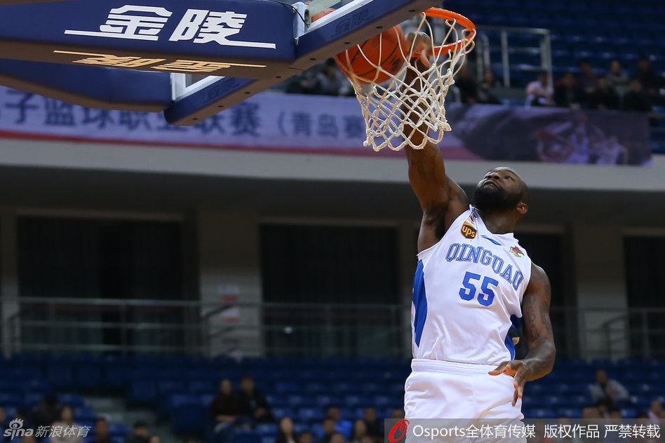 琼斯天神下凡一般旱地拔葱,在防守球员头顶生生将球砸进篮筐,引爆全场惊呼。