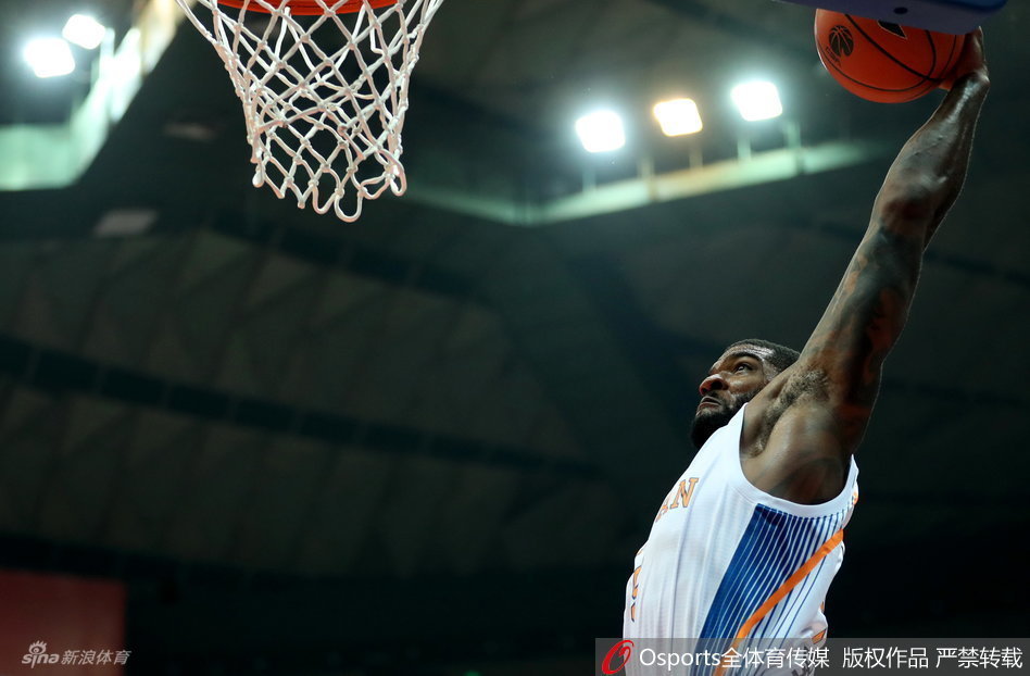 易建联在防守中送出遮天蔽日的追身大帽，直接将对手的上篮扇飞出场外，这一刻，篮下的统治力尽显无疑。