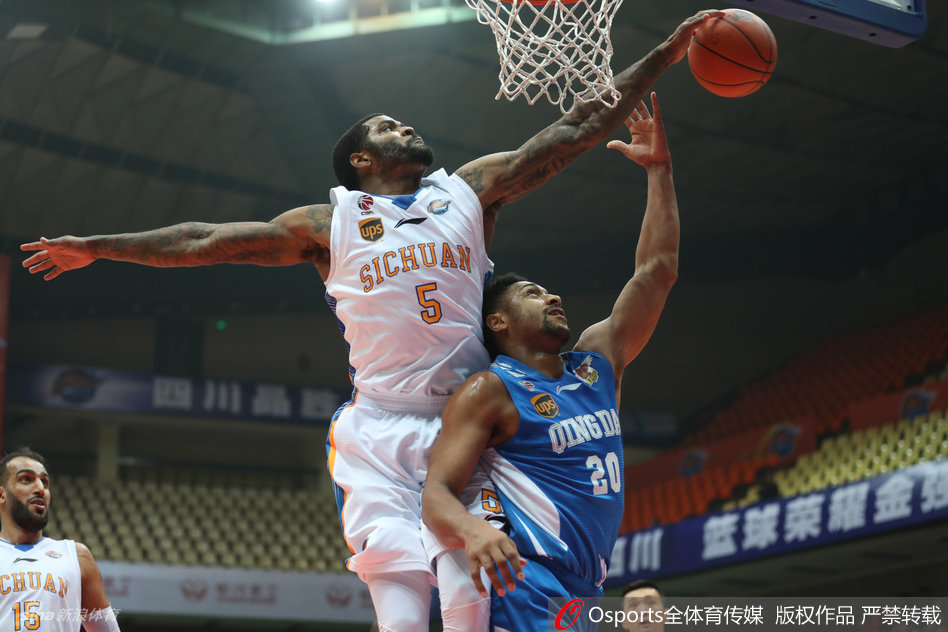 哈达迪调皮地跳上约什·史密斯的后背，双手紧紧搂住队友的脖子，两人在训练场上笑成一团，离别的愁绪在这一刻被深厚的友谊冲淡。