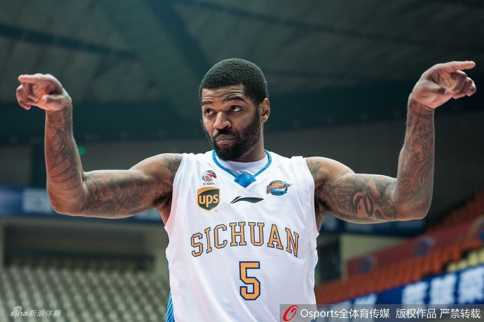 锁定季后赛后，哈达迪在场边激动得闭目养神，双手举起指向天空，脸上洋溢着孩子般的笑容，搞怪的表情成为全场经典瞬间。