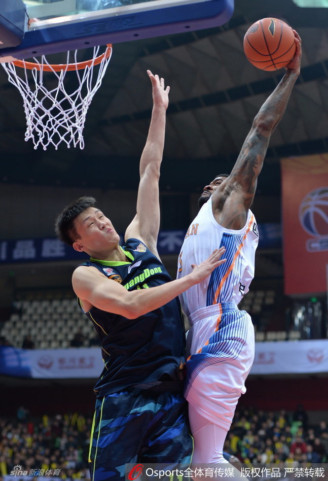 老将刘炜在比赛中与外援哈达迪进行战术交流，他神情专注，用手比划着跑位路线，用经验串联起全队的进攻。