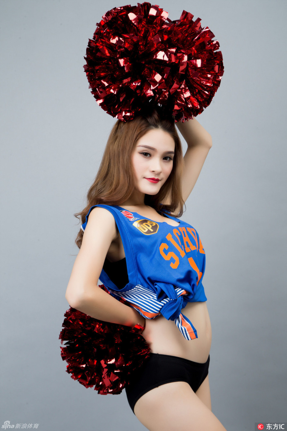 写真收官之作，宝贝背对镜头高举手臂，球衣上哈达迪的名字格外醒目