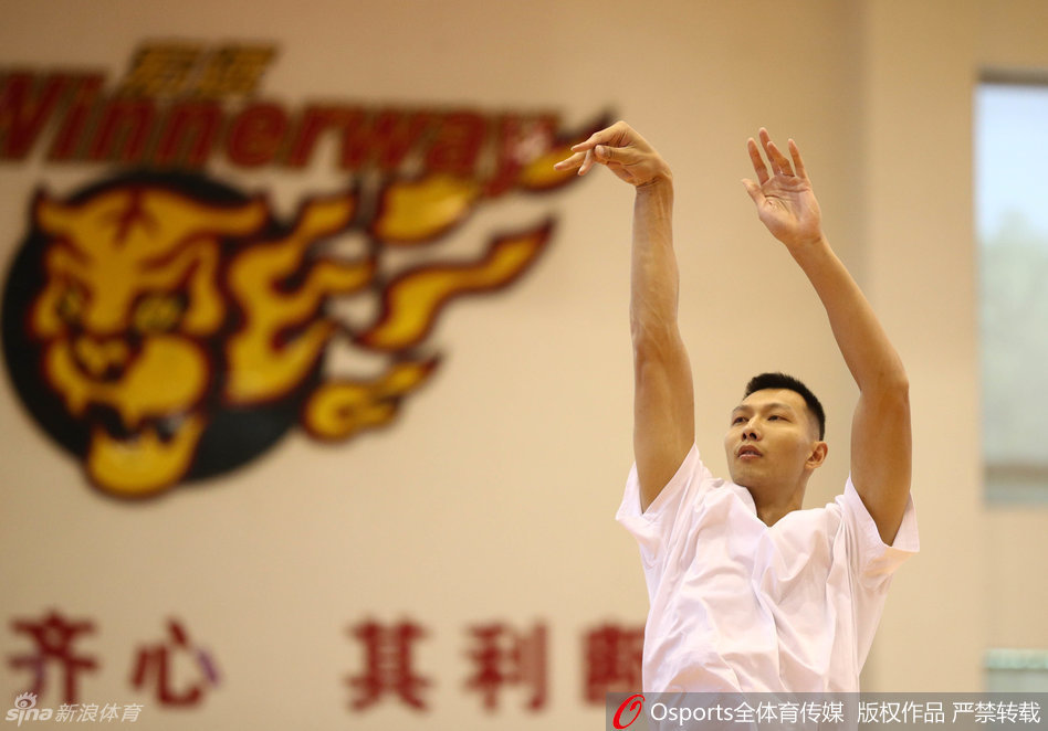 易建联在三分线外自信出手，篮球压腕出手的瞬间，眼神中透露出对胜利的无限渴望。