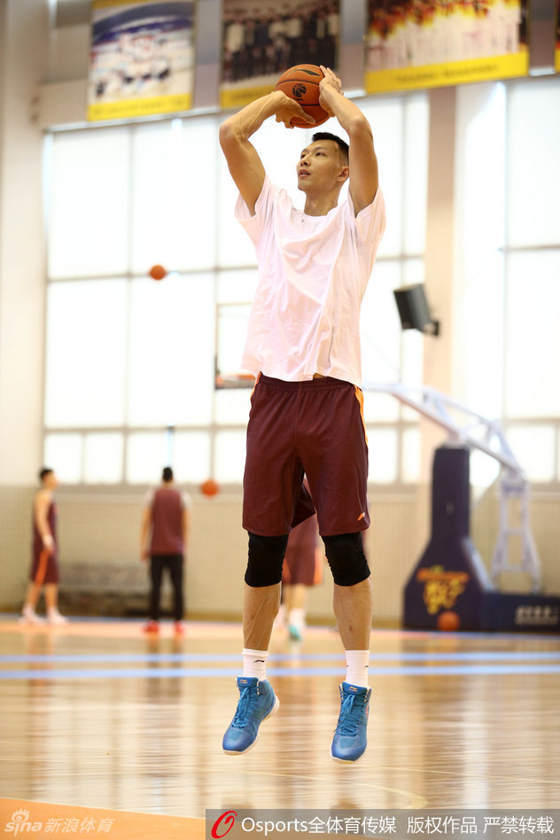 易建联心情不错，在训练中与身旁的布泽尔轻松交流，融洽的队内氛围让备战工作更加高效。