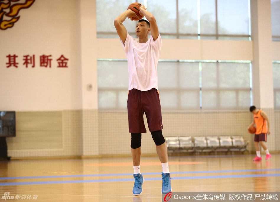 布泽尔手臂上繁复的图腾纹身格外醒目，他正认真的进行防守滑步，这位NBA老将的斗志丝毫未减。