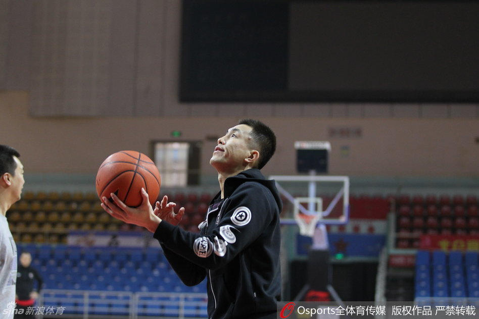 郭艾伦在训练中目光如炬,一次精准的中距离投篮在空中划出完美弧线,仿佛要将整个赛季的压力都投出去。