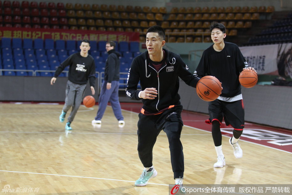 郭艾伦持球快速突破,身形如闪电般掠过训练场,脸上带着不服输的倔强,仿佛正在与假想敌进行一场真正的对决。