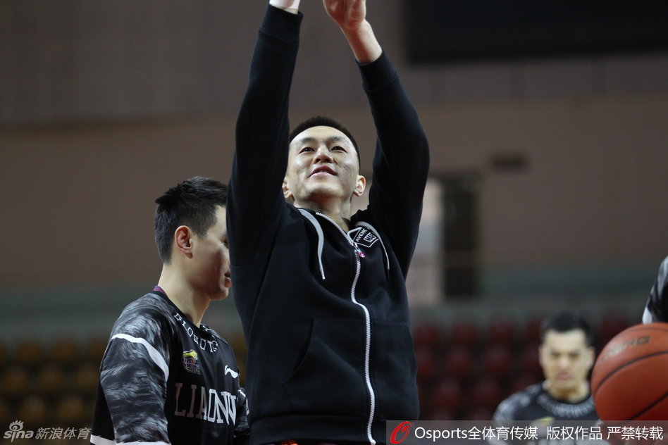 哈德森身着灰色连帽衫,在训练中闲庭信步,虽然打扮随意但手上的控球动作一丝不苟,展现了扎实的基本功。