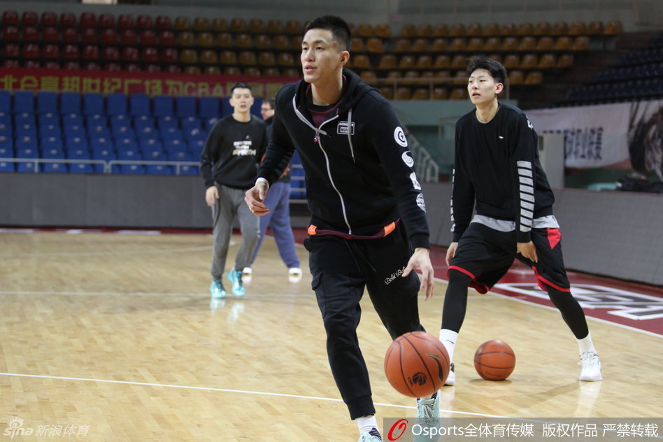 赵继伟在训练中跳起投篮,动作舒展,眼神坚定,这位年轻的后卫正在用刻苦的训练为自己未来的国家队之路打下坚实基础。