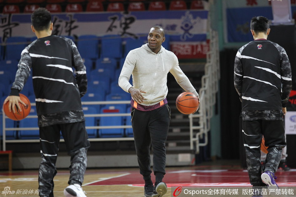 杨鸣在训练间隙露出标志性的微笑,眼神中充满从容与坚定,作为老将他正在用自己的方式影响着这支年轻的球队。