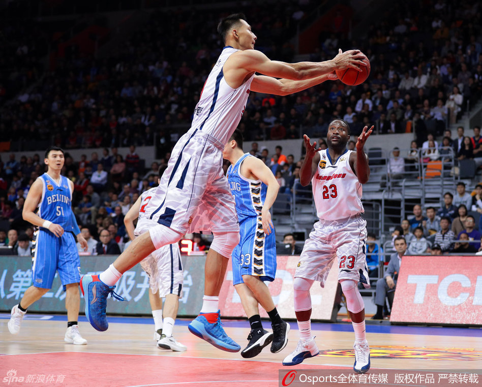 广东领袖易建联在吉林内线群中奋力跃起，以一记势大力沉的单手劈扣终结进攻，展现了其作为CBA第一人的绝对统治力。