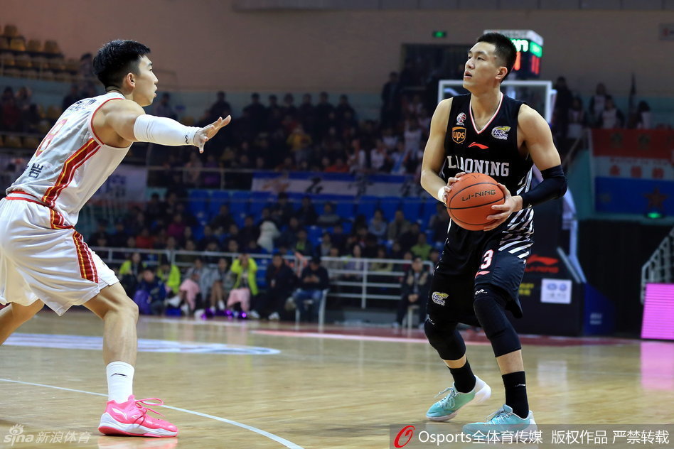 哈德森后场紧逼防守，眼神死死盯住对手，他的防守压迫性极强，是辽宁外线第一道大闸。