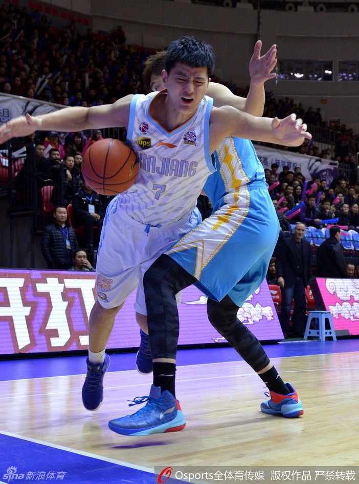 内线长人周琦在人群中旱地拔葱,利用绝对的身高优势将篮板球稳稳摘下,眼神中透露出对篮下领空的绝对统治力