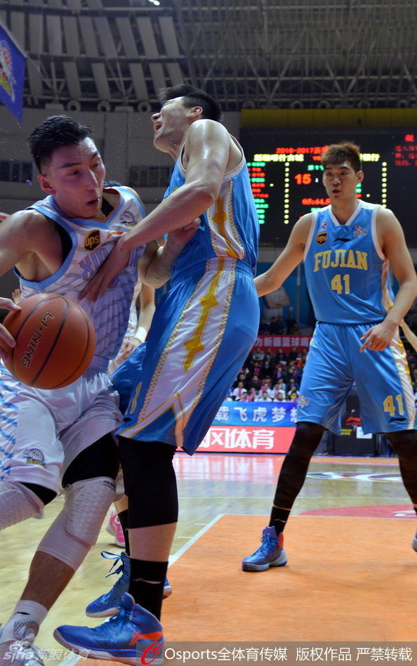 一次激烈的篮下卡位中,双方球员人仰马翻,一名球员痛苦倒地捂住腿部,裁判紧急吹停比赛,空气中弥漫着紧张的气息