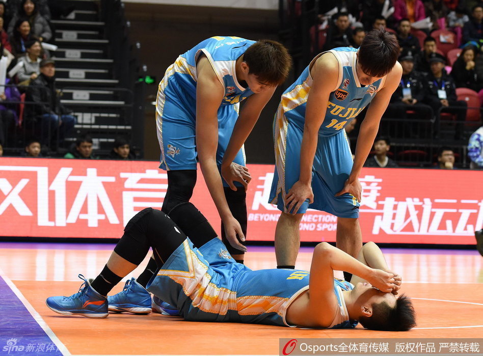 西热力江如同一道黑色闪电,持球快速杀入敌阵,在对抗中失去平衡前,用一记难度极高的换手上篮,将球写意地送入篮筐