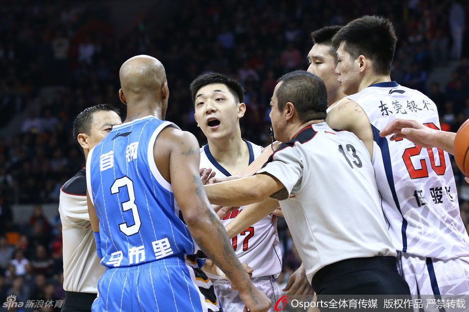 被罚出场的马布里站在场边的广告牌后，脸上挂着令人玩味的讽刺笑容，双手举起，一下一下地朝着裁判的方向鼓掌，无声地表达着内心的不满与抗议。